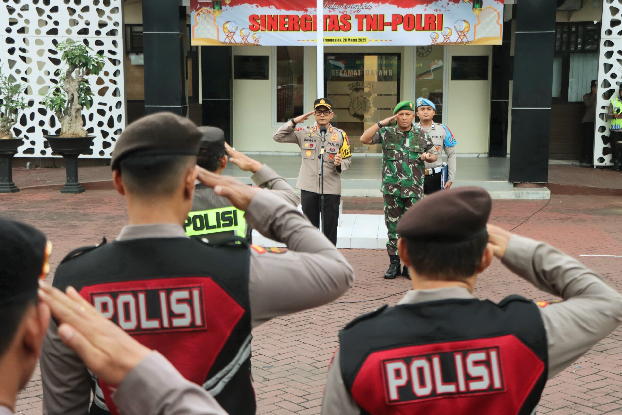Kapolres Trenggalek Sampaikan Pesan Penting Saat Pimpin Apel Pengamanan Malam Takbir