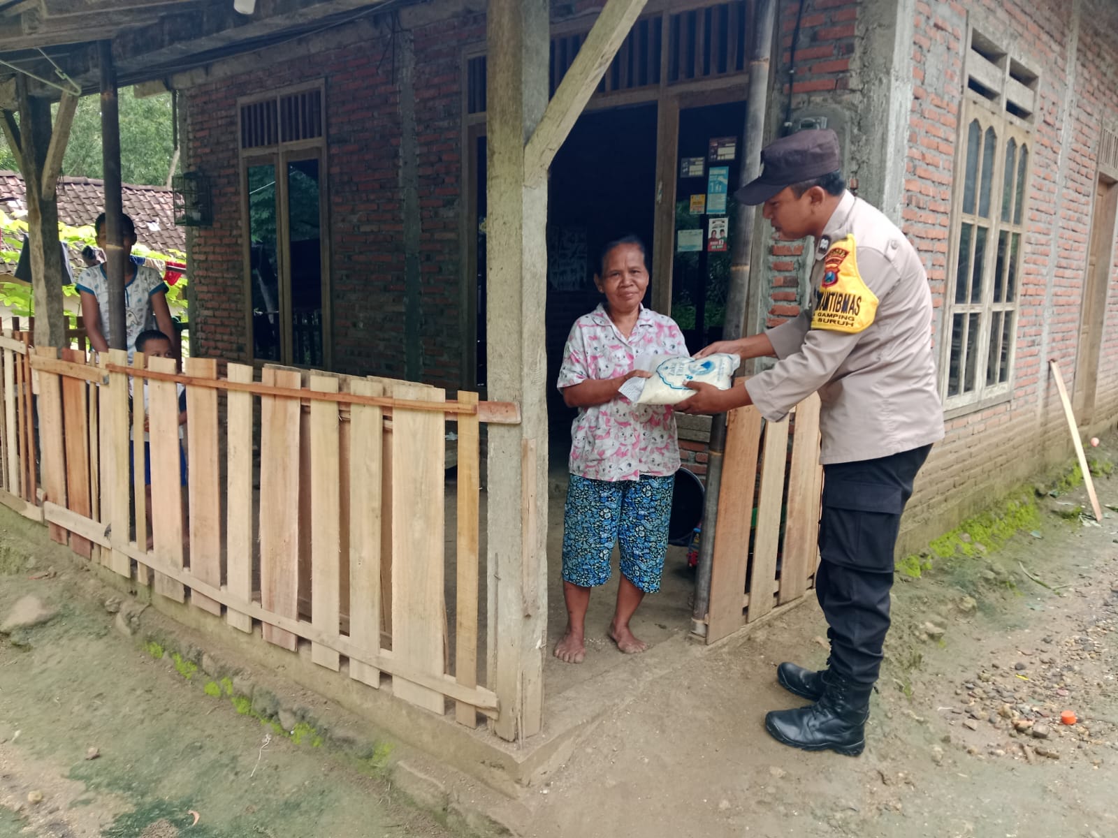 Zakat Fitrah Dibagikan Bhabinkamtibmas di Trenggalek, Simak Aksinya!