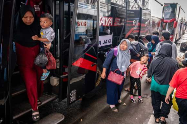 Tragedi Mudik di Kampung Rambutan, Wanita Tewas Terjatuh ke Got