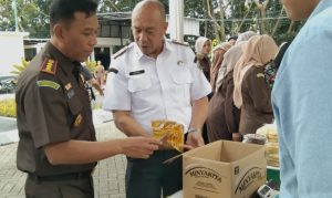 Harga Sembako Turun Drastis, Warga Malang Antre Panjang di Pasar Murah Kejari