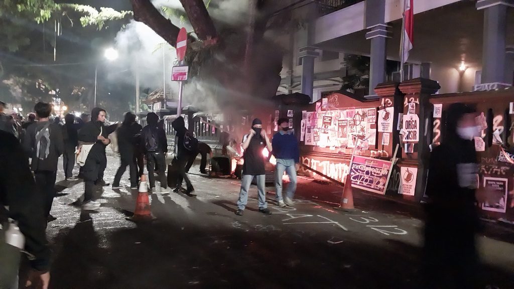 Kerusuhan Hebat di Malang, Gedung DPRD Diserang dengan Molotov
