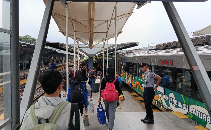 Lebaran 2025, Stasiun Malang Pecah Rekor Kedatangan Pemudik Kereta Api