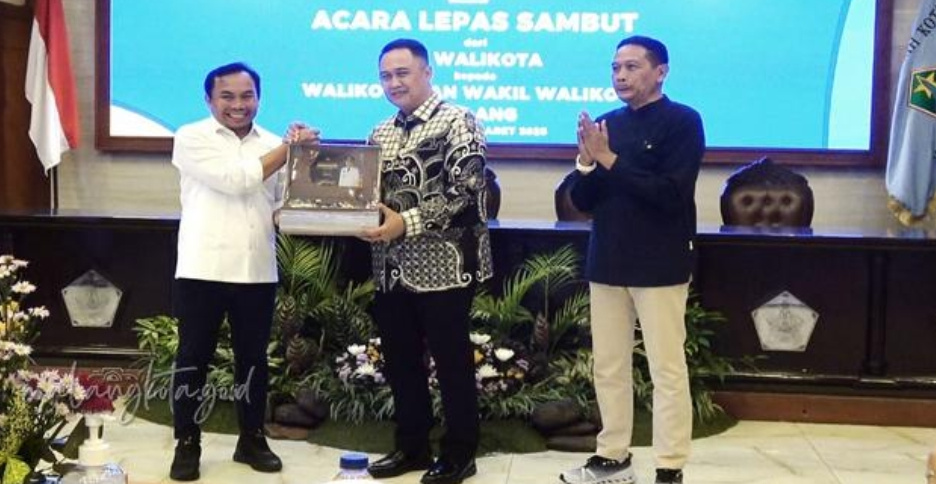 Iwan Kurniawan Serahkan Tongkat ke Wahyu Hidayat, Malang Punya Wali Kota Baru