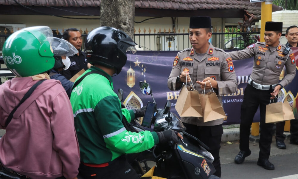 Polisi dan Jurnalis Berbagi Ratusan Takjil untuk Pengguna Jalan di Malang