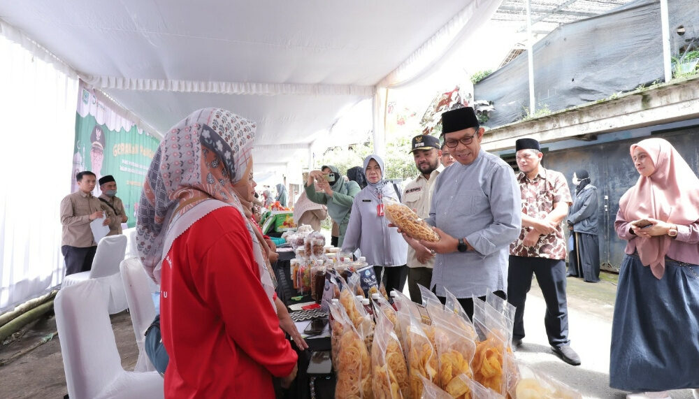 Wali Kota Tinjau Langsung Gerakan Pangan Murah di Desa Gunungsari Batu