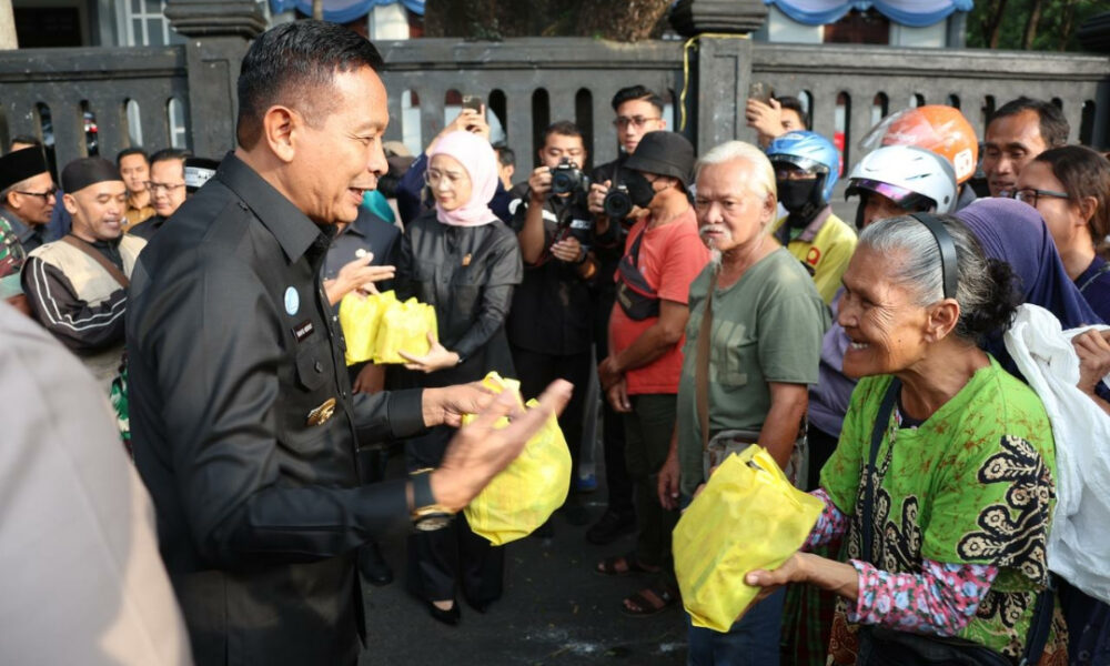 Forkopimda dan Mahasiswa Berbagi Ribuan Paket Sembako untuk Warga Terdampak