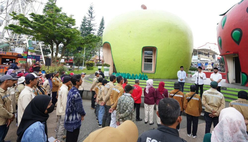 Pemkot Batu Salurkan Bantuan Sembako untuk Petugas Kebersihan