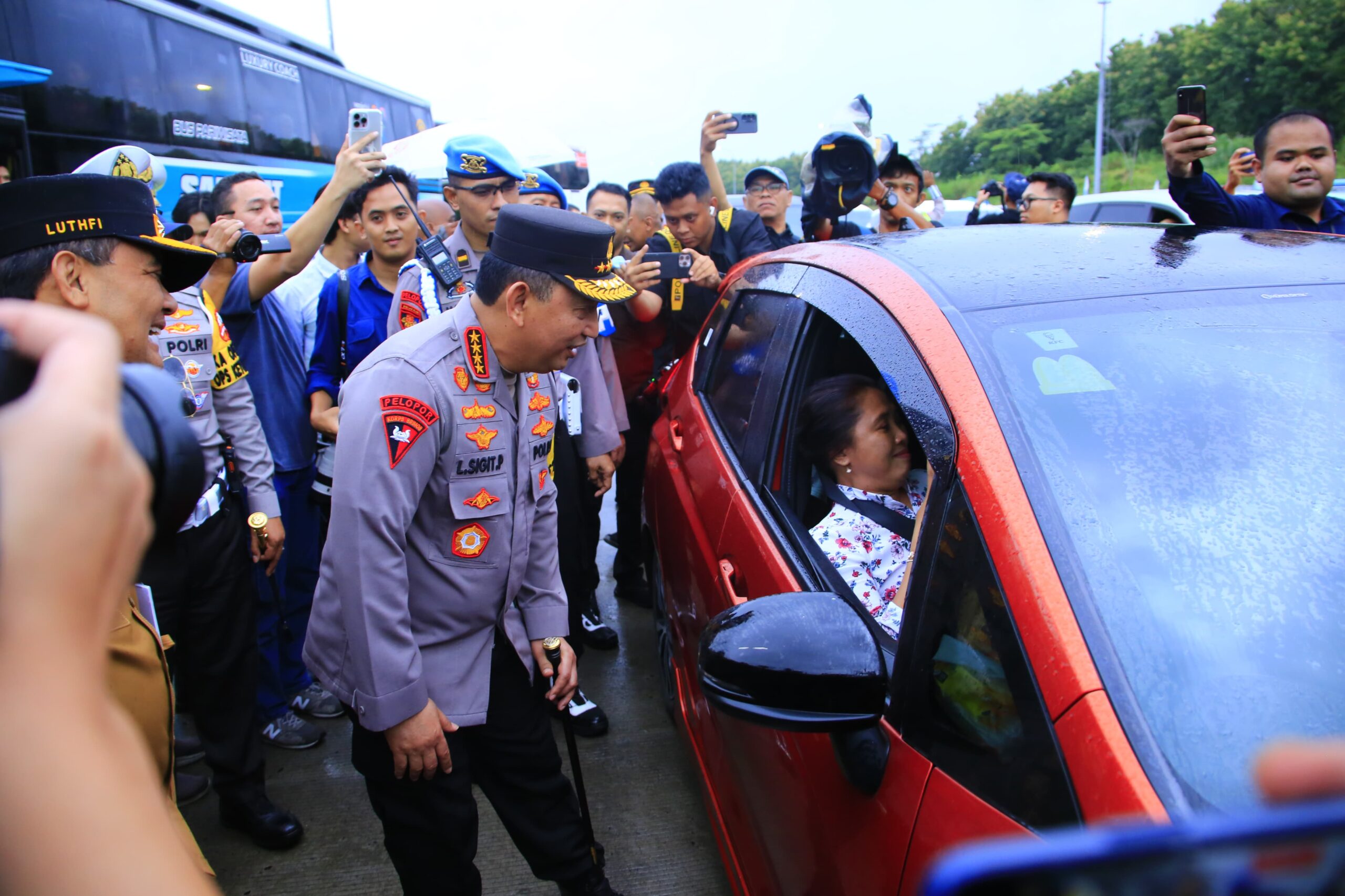 Kapolri Turun Langsung Sapa Pemudik di Tol Kalikangkung