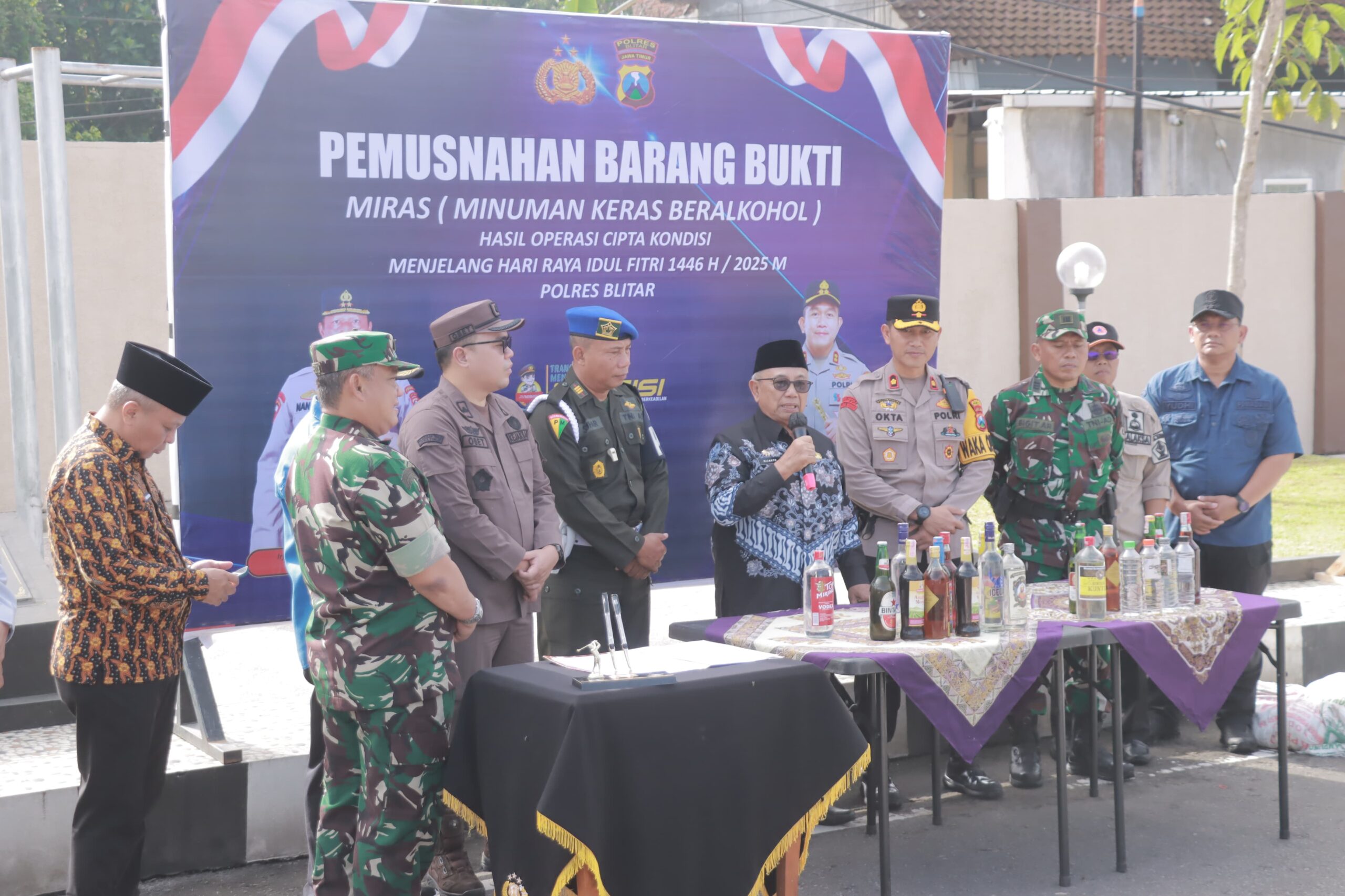 Heboh! Polisi Sita Ribuan Botol Miras Saat Razia Ramadhan di Blitar