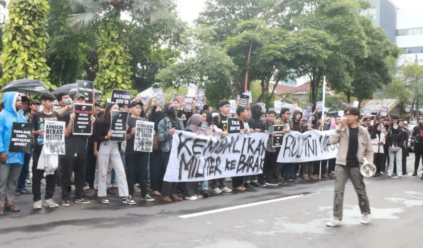 Surabaya Bergolak! Demo Tolak RUU TNI Berujung Kerusuhan, Polisi Tangkap Massa Aksi