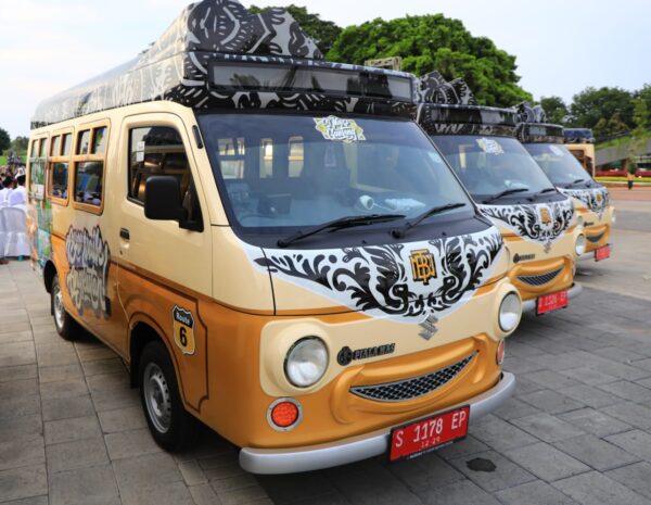 Pria Tampan di Balik Kemudi: Transportasi Publik Jatim Raih Predikat Terbaik