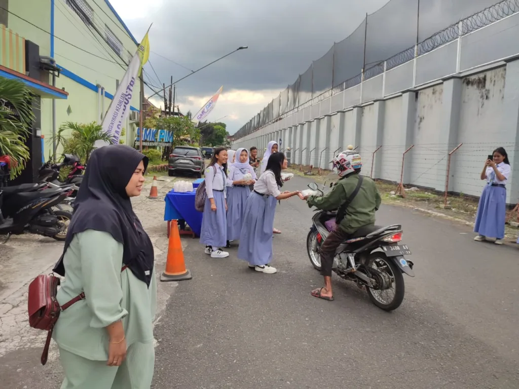 Takjil Gratis di SMK PIM: Aksi Kepedulian Siswa Sambut Ramadan