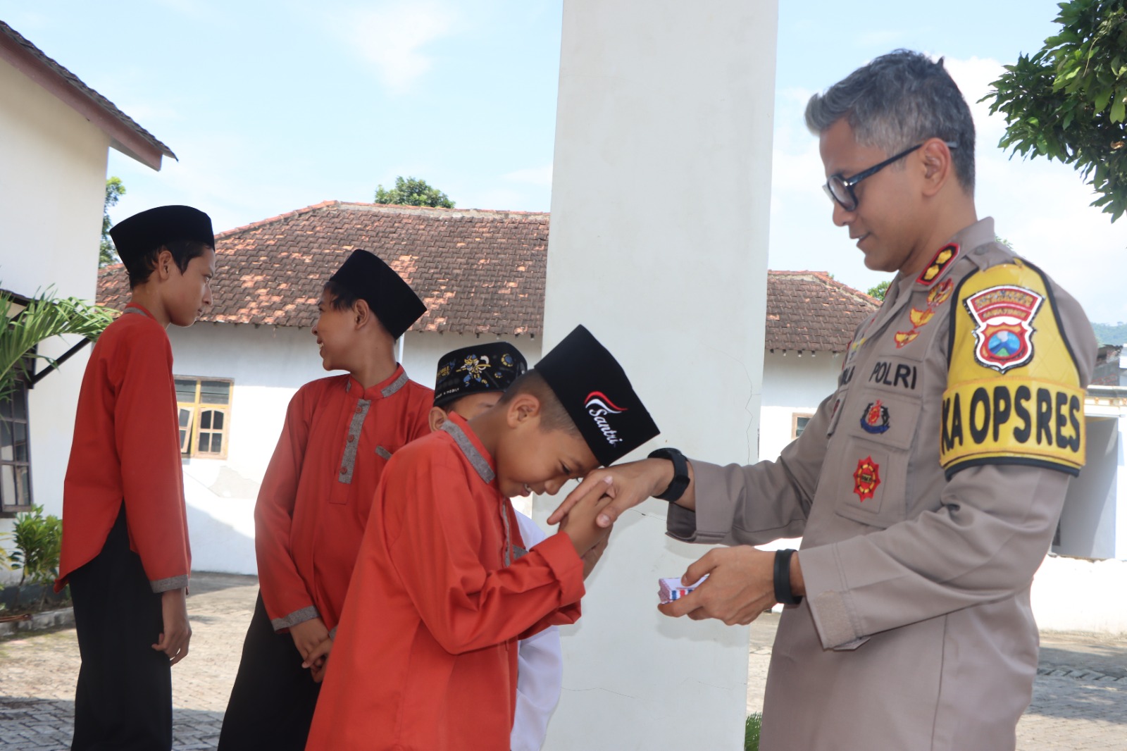 Hati Nurani Kapolres Trenggalek, Salurkan Kasih Sayang ke Puluhan Anak Yatim