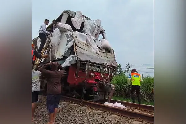 Kecelakaan Kereta Api Kertanegara di Jalur Tulungagung-Kediri, Masinis Dievakuasi dalam Kondisi Luka
