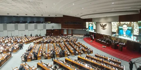 Bom Waktu RUU TNI: Parlemen dan Pemerintah Sepakat Sahkan Kontroversial