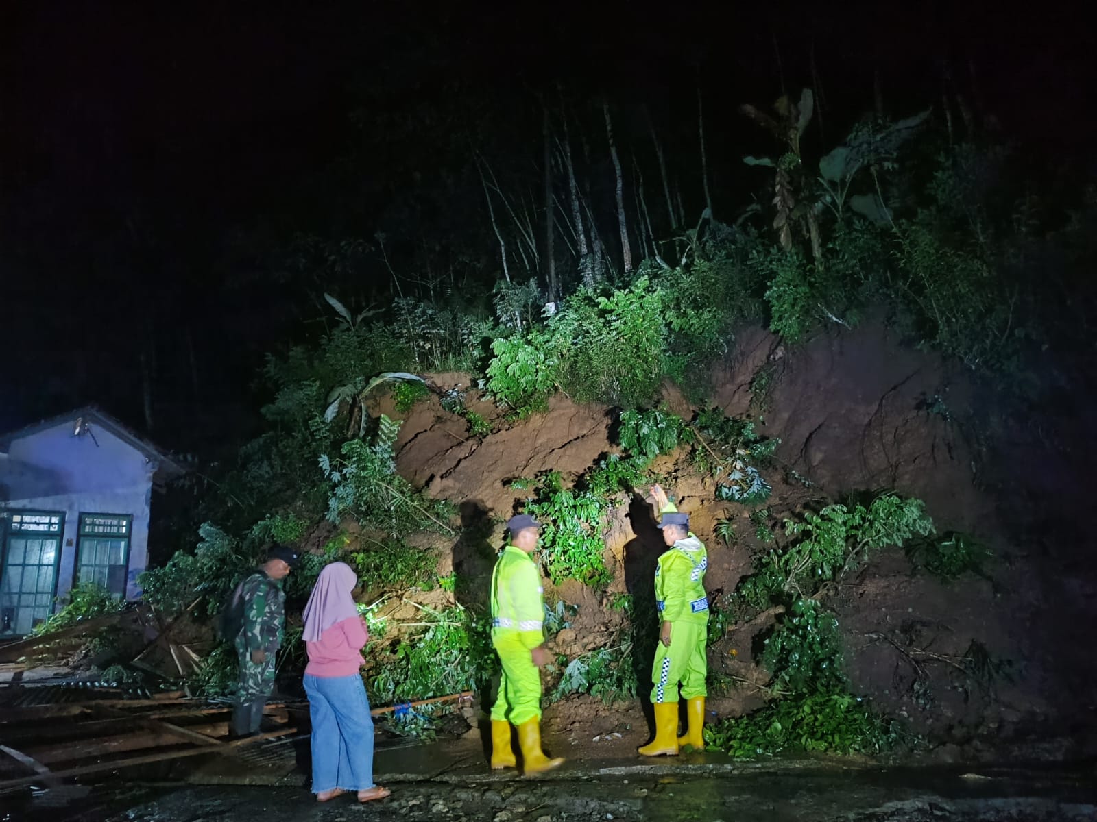 Warga Trenggalek Terkejut, 3 Rumah Rusak Akibat Tanah Longsor
