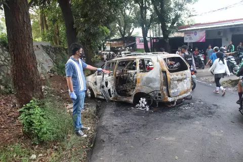 Pembakaran Mobil Polisi di Depok: Kronologi Lengkap Insiden Penangkapan yang Memicu Amuk Massa