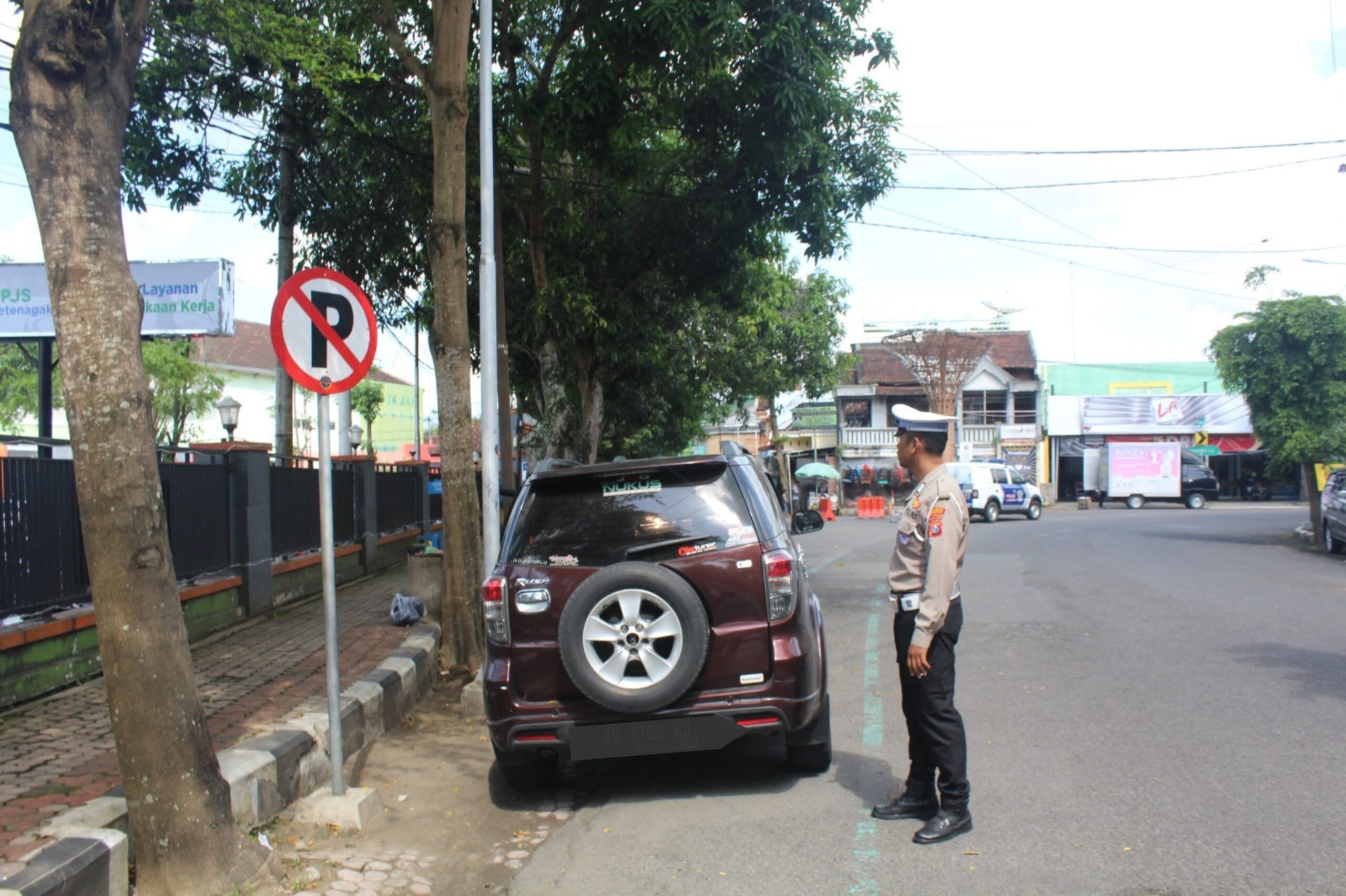 Kendaraan Parkir Sembarangan di Trenggalek, Apa yang Terjadi Selanjutnya?
