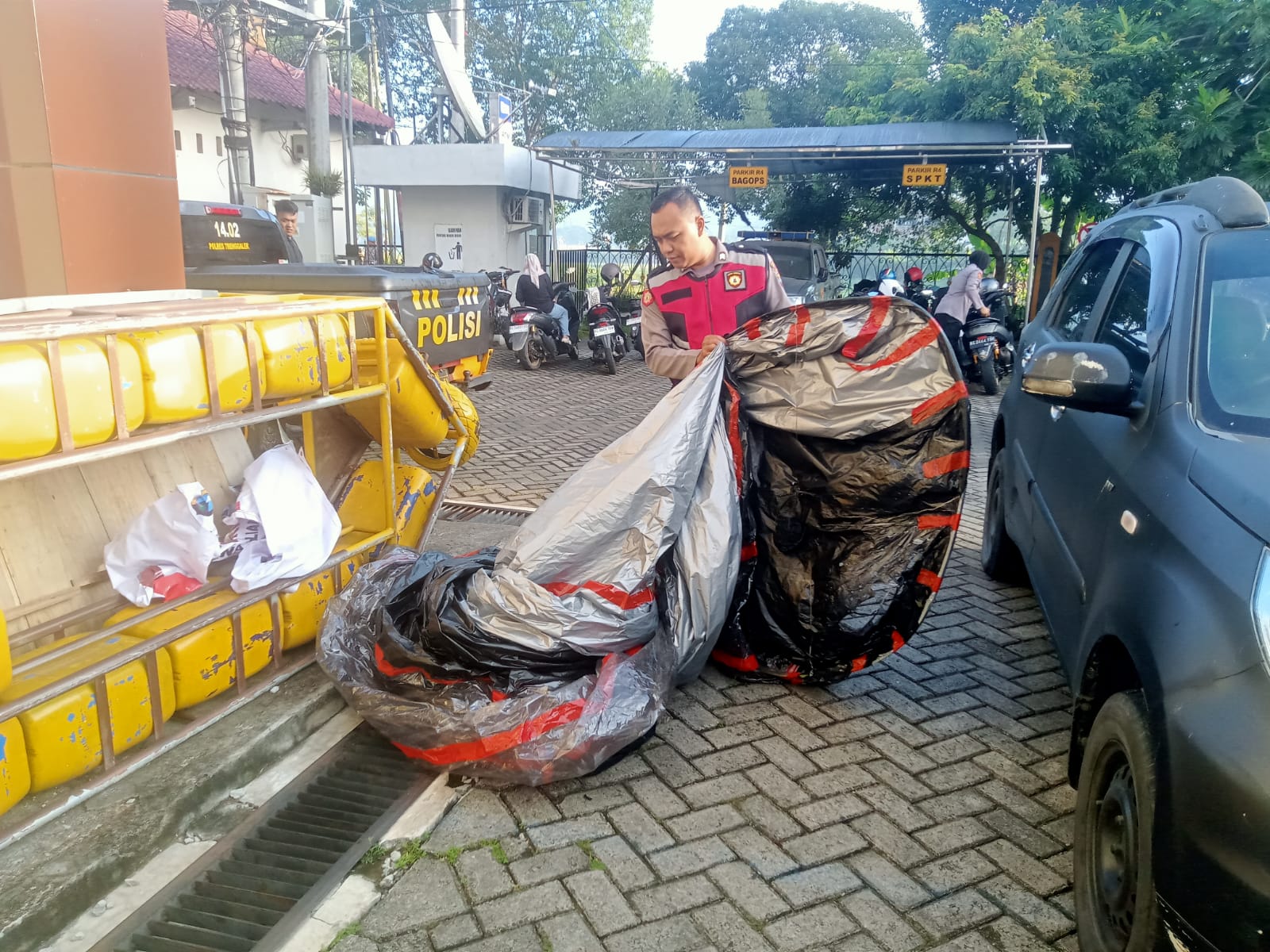 Bom Udara Siap Ledak? 69 Balon Terduga Menyimpan Ratusan Petasan di Trenggalek