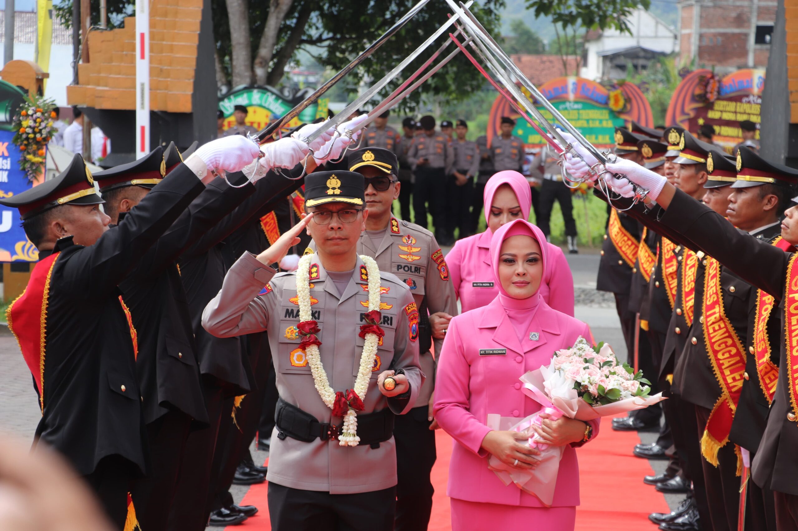 Kisah Menarik Saat Kapolres Baru Disambut Dengan Prosesi Pedang Pora
