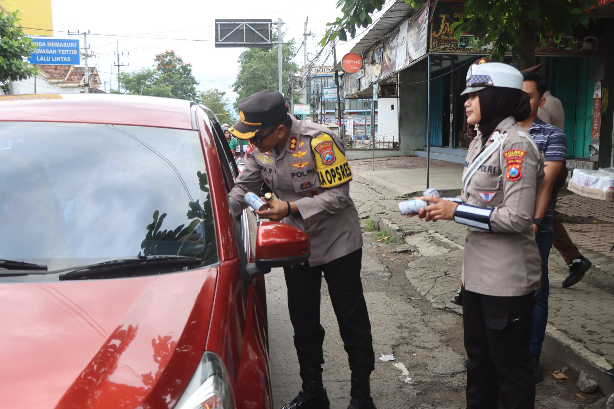 Pemudik Trenggalek Dapat Kejutan dari Kapolres, Makanan dan Minuman Gratis!