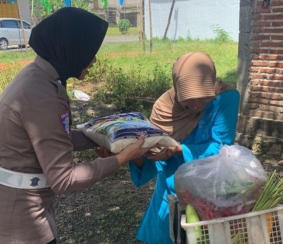 Srikandi Satlantas Trenggalek Bagikan Bantuan untuk Warga Kurang Mampu