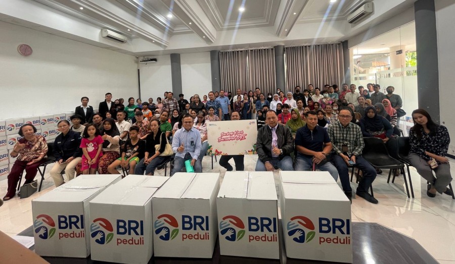 Aksi Mulia BRI RO Surabaya, Bagikan Paket Sembako untuk Warga Kurang Mampu