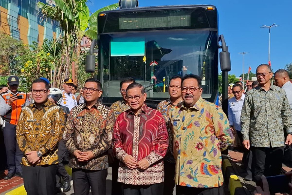 Kisah Mengejutkan: Pramono dan Rano Karno Naik Transportasi Umum Bersama Warga