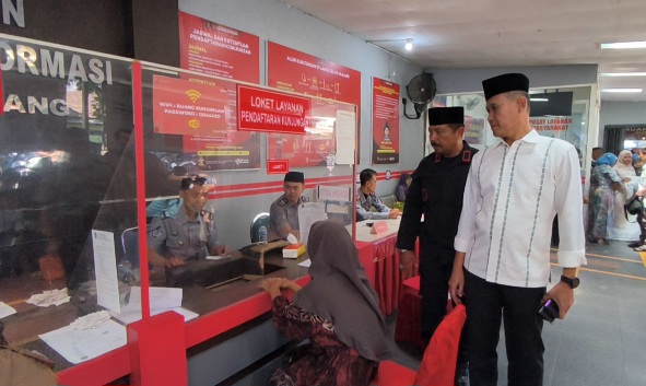 Malang Prison Flooded with Visitors on First Day of Eid, Hundreds of Inmates Reunite with Families