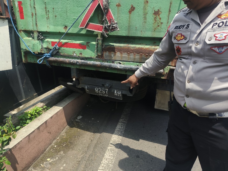 Tragedi di Jalanan: Truk Terguling Tewaskan Pengendara Motor