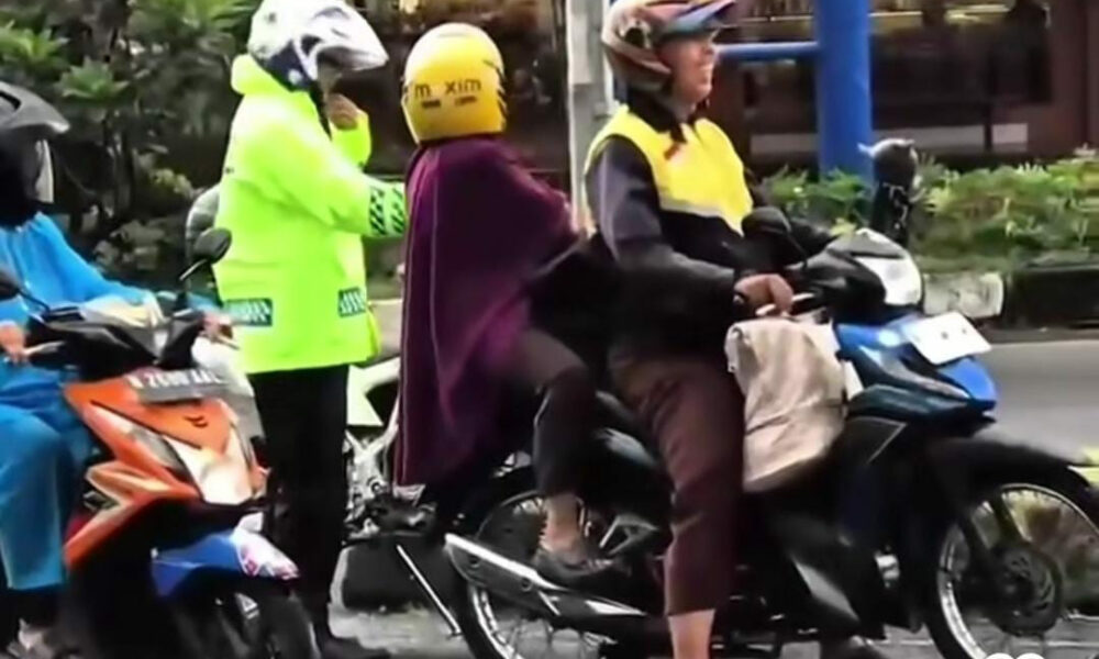 Hujan Tak Halangi, Polres Malang Bagikan Jas Hujan ke Pengendara