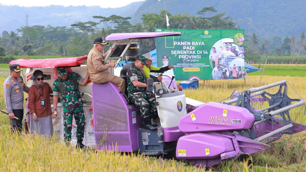 Polisi Bantu Petani Panen Raya Demi Ketahanan Pangan Nasional