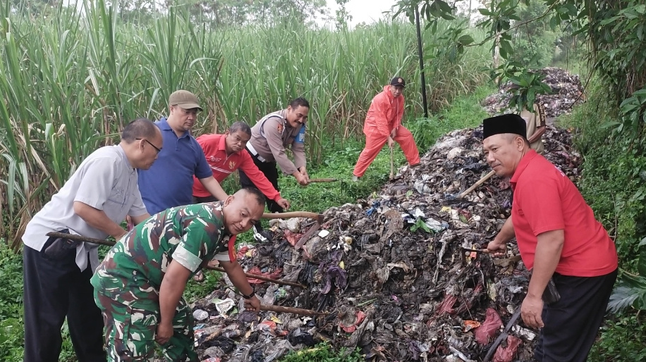 Pembuangan Sampah Tutup Akses Makam, Polisi Turun Tangan