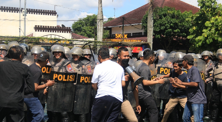 Polwan Siap Jadi Negosiator Massa, Polres Malang Gelar Latihan Dalmas