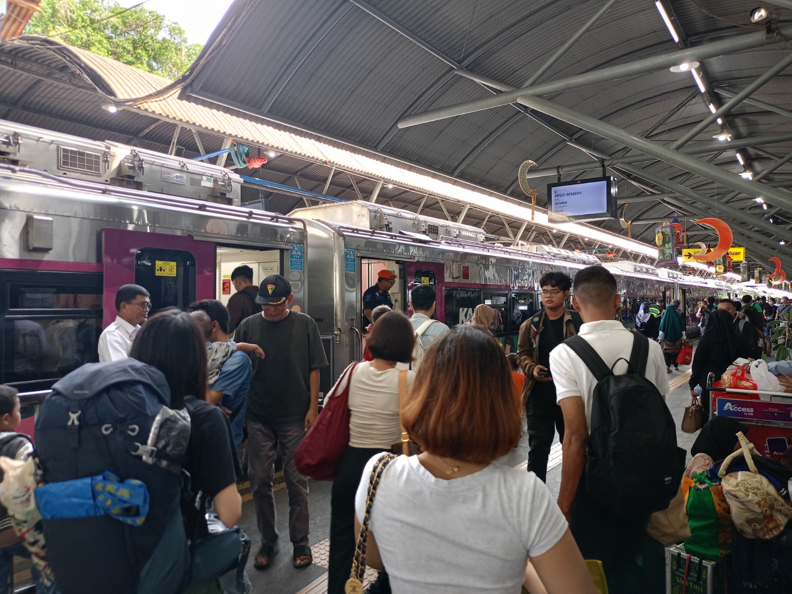 Kereta Api Padati Penumpang di Hari Kedua Lebaran