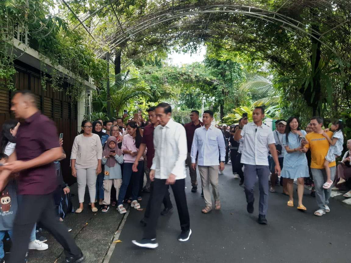 Jokowi Menjadi Magnet Bagi Masyarakat dan Pejabat di Kediamannya