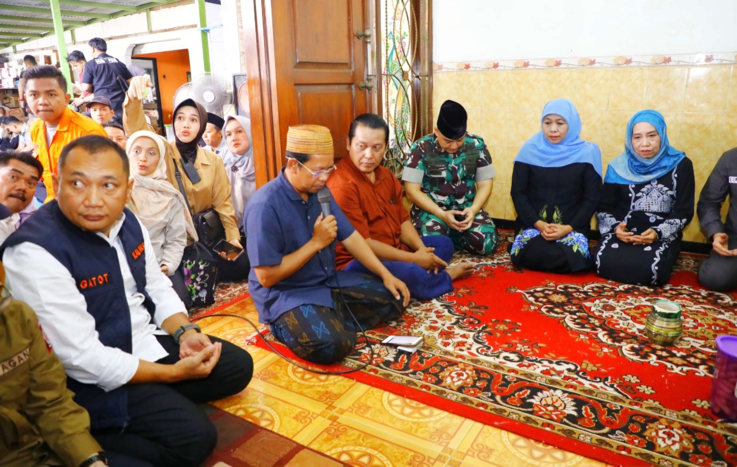Longsor Cangar, Gubernur Khofifah Sambangi Korban Langsung