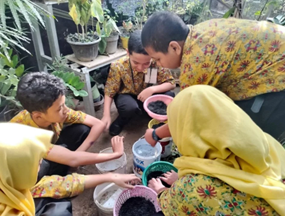 Anak Sekolah Ini Dapat Nasi Tiga Beras, Ternyata Ini Tujuannya