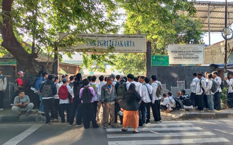 Sekolah Tutup Jelang Ujian, Siswa SMK PGRI 24 Jakarta Terancam Gagal UN