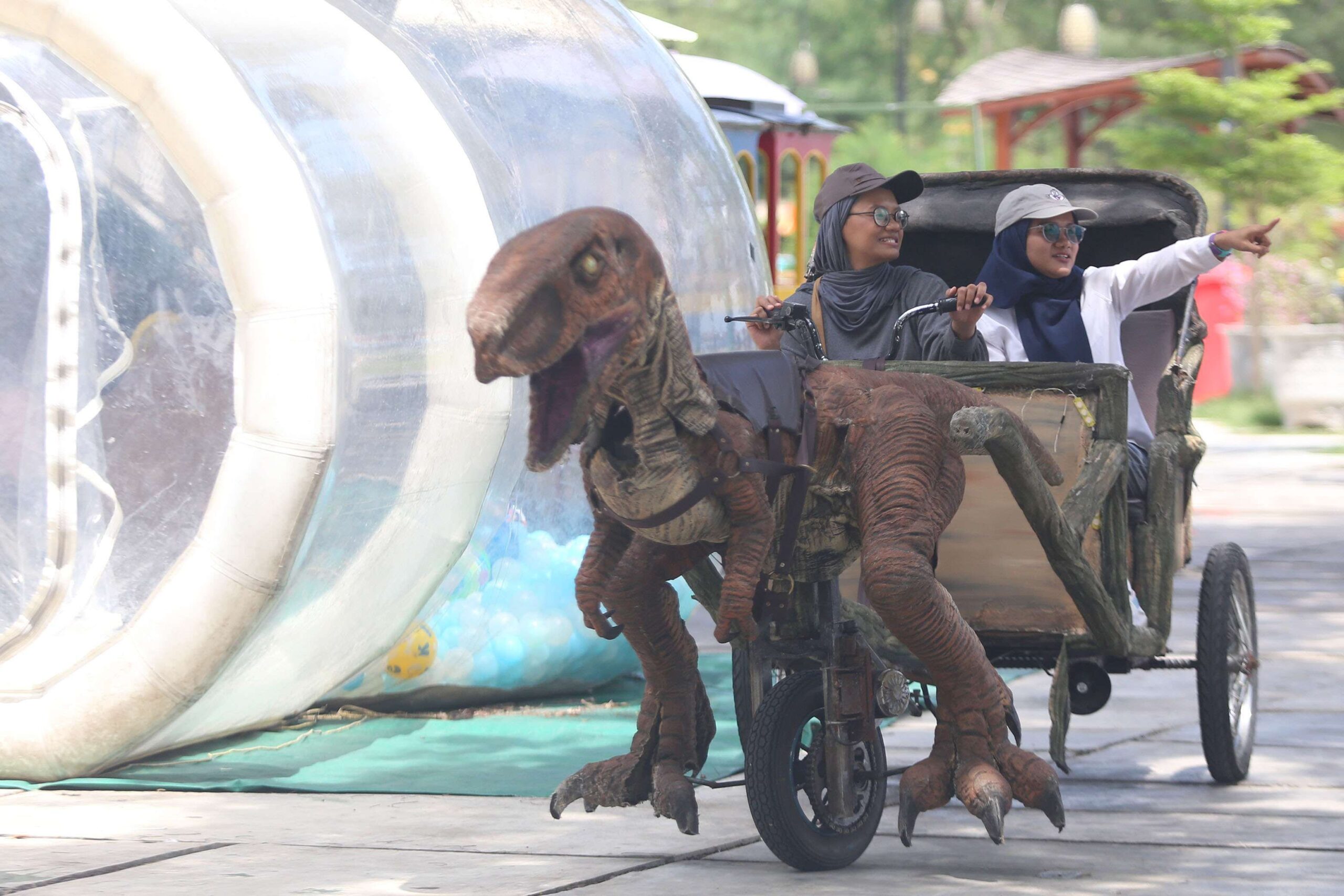 Libur Lebaran, Ratusan Ribu Pengunjung Padati Pantai Kenjeran Surabaya