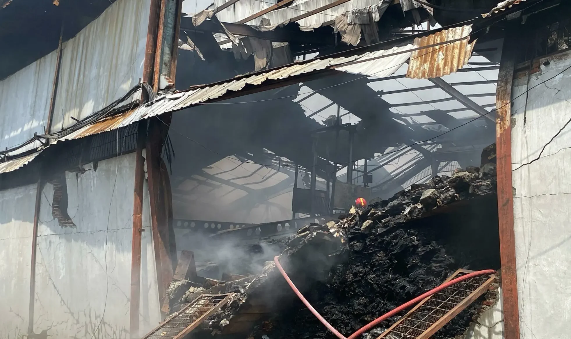 Pabrik Ardiles Terbakar Selama 14 Jam, Akhirnya Berhasil Dipadamkan