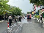 Tumpahan Solar di Jalan Raya Lamongan, Polisi dan Damkar Sigap Atasi Bahaya Kecelakaan