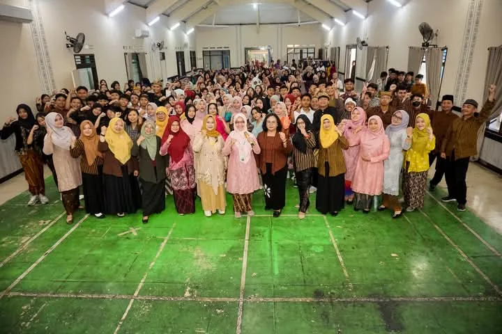 Gaya Tradisional Memeriahkan Peringatan Kartini di SMK PIM