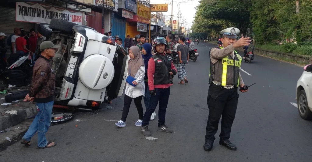 Mobil Terguling Tabrak Ruko Bengkel di Singosari, Pemilik Tewas di Tempat