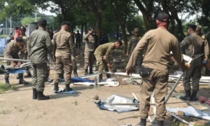 Penertiban Dadakan Satpol PP Bersihkan Pedagang Kaki Lima di Bawah Jembatan Suramadu