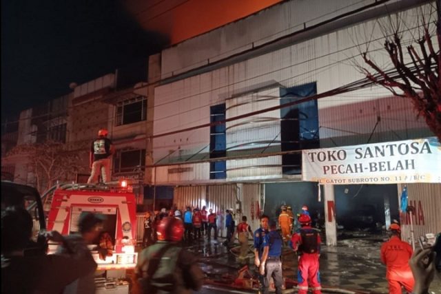 Gudang Pecah Belah di Malang Dilalap Api, 8 Mobil Damkar Dikerahkan Padamkan Si Jago Merah