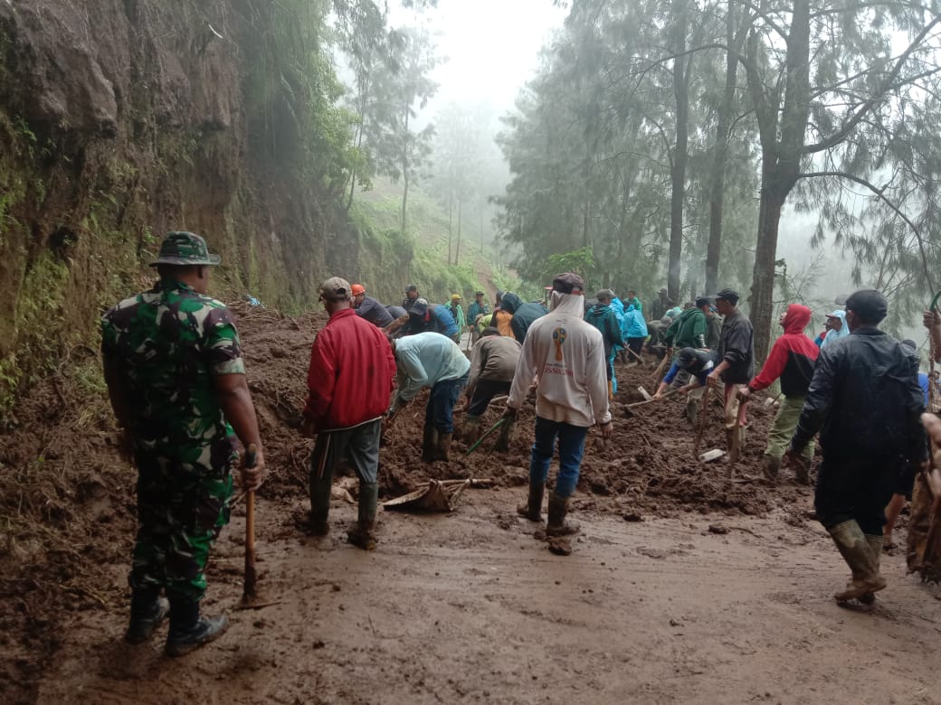 Detik-detik Evakuasi Longsor Tutup Jalur Wisata Bromo