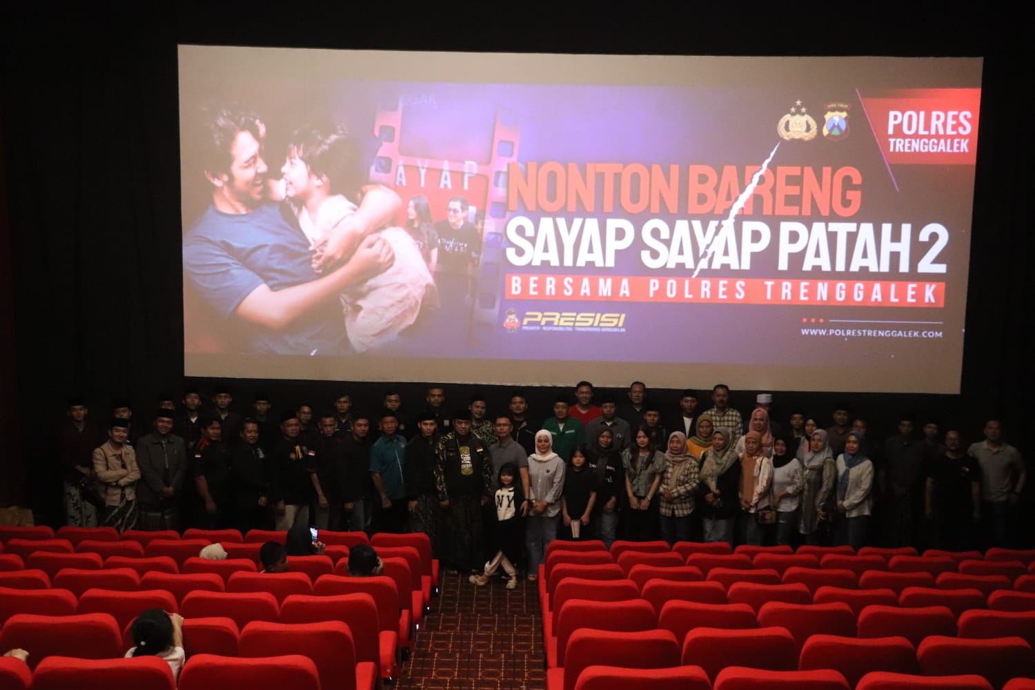 Pemuda dan Tokoh Masyarakat Bersatu Saksikan Sayap-Sayap Patah 2 di Polres Trenggalek