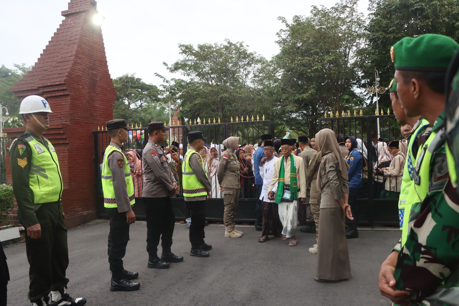 Pulang Kampung, Calon Jemaah Haji Trenggalek Dikawal Polisi