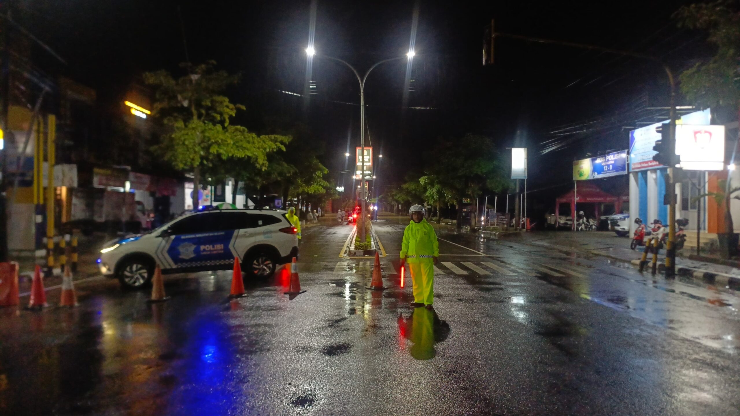 Terjebak di Banjir Trenggalek: Ruas Jalan Nasional Tak Lagi Bisa Dilalui